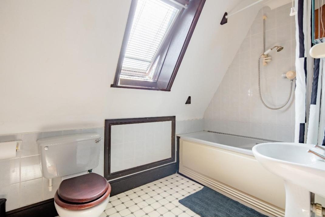 Double 2 Mins From Station Homestay